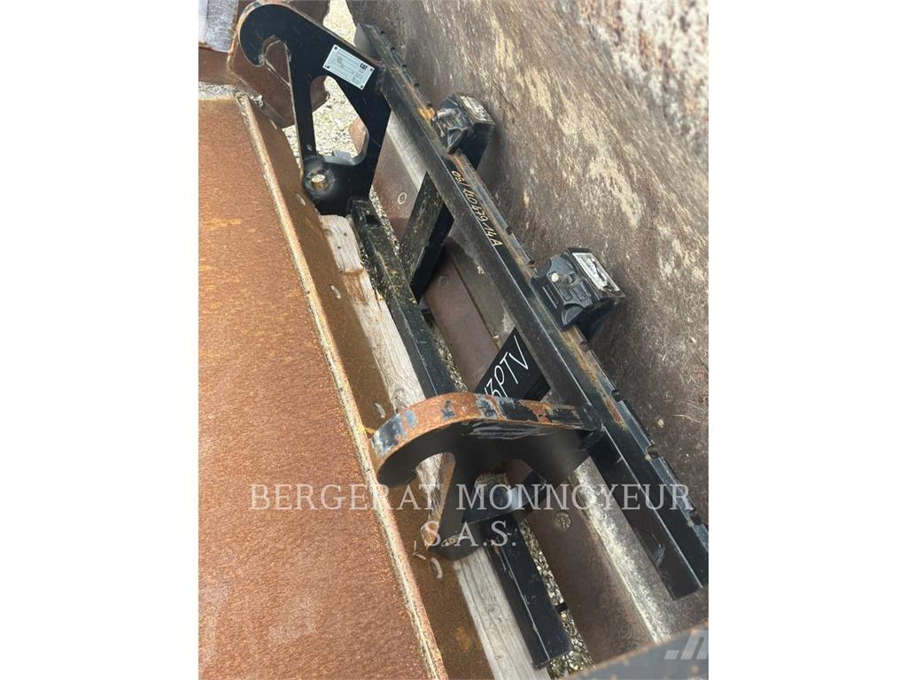 CAT FOURCHE 906 أخرى