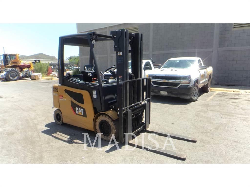 CAT LIFT TRUCKS 2EP6000 شاحنات ذات رافعات شوكية تعمل بالكهرباء