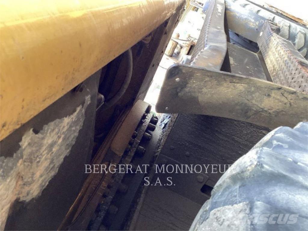 CAT M316D حفارات بعجل