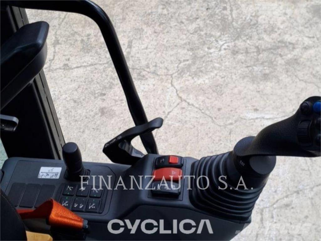 CAT M318 حفارات بعجل