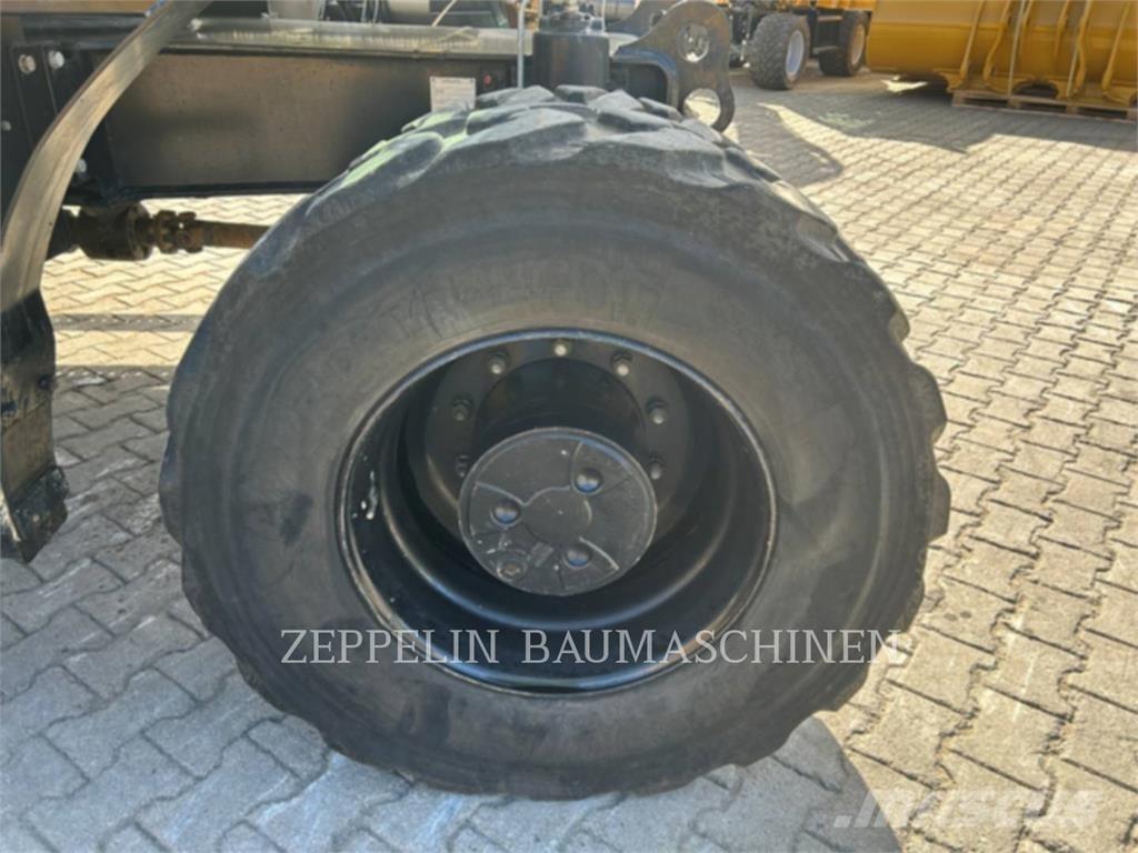 CAT M318-07A حفارات بعجل