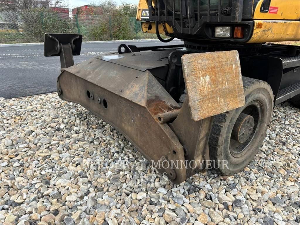 CAT M318C حفارات بعجل