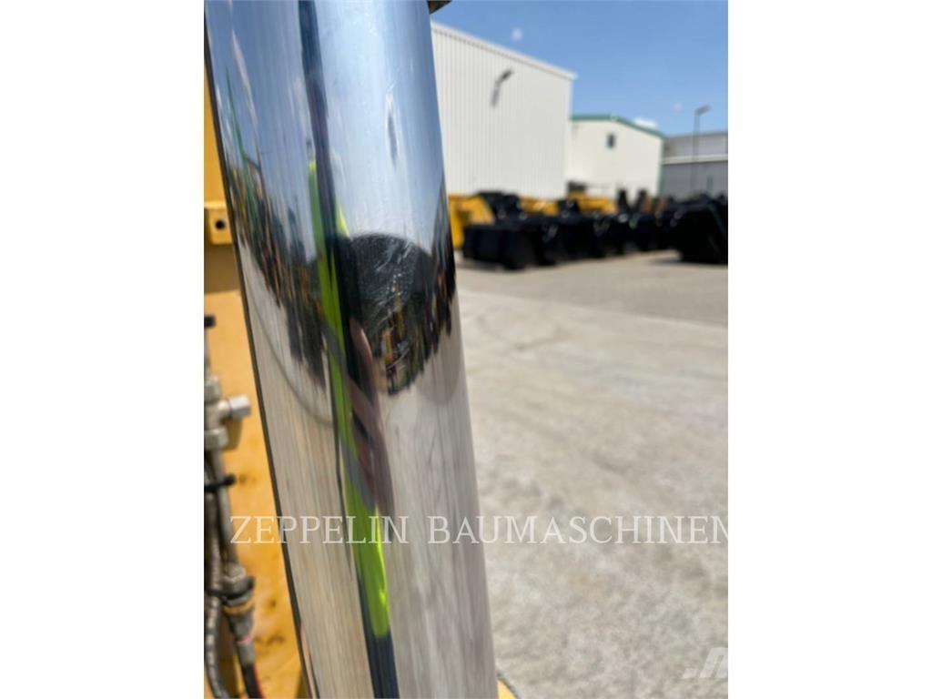 CAT M318D حفارات بعجل