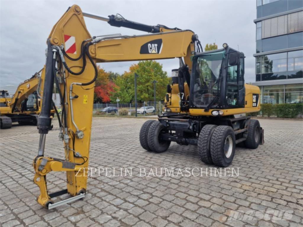 CAT M318D حفارات بعجل