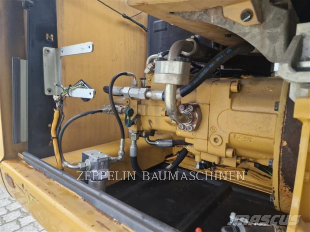 CAT M318D حفارات بعجل