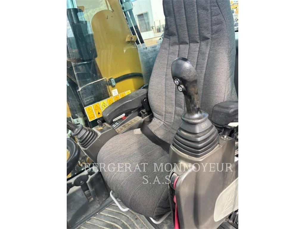 CAT M318F IVC حفارات بعجل