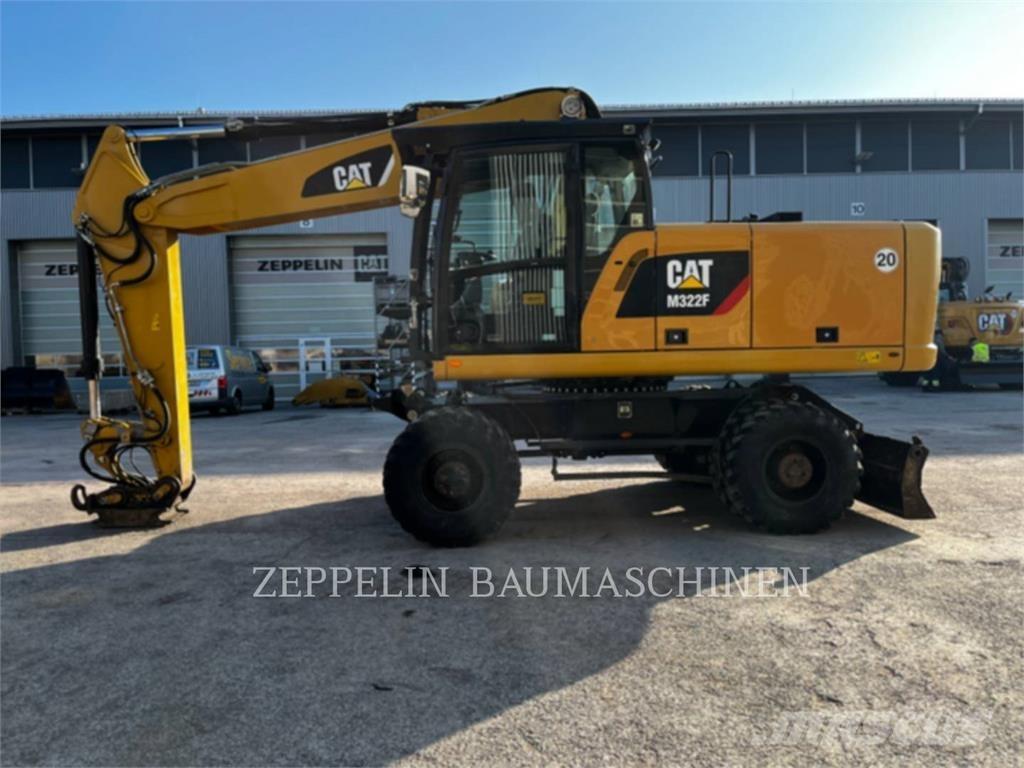 CAT M322F حفارات بعجل