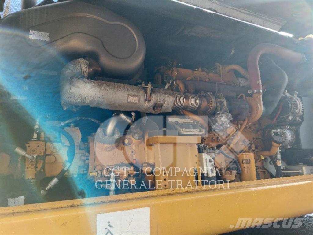 CAT MH 3024 حفارات بعجل