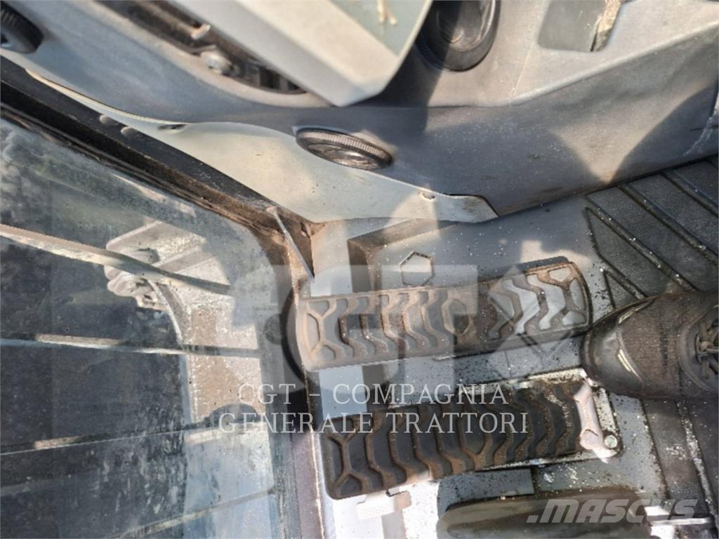 CAT MH 3024 حفارات بعجل