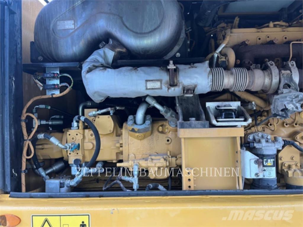 CAT MH3024 حفارات هدم