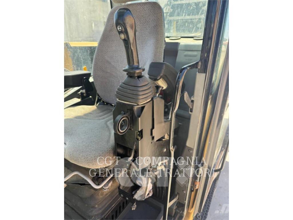 CAT MH3024 حفارات بعجل