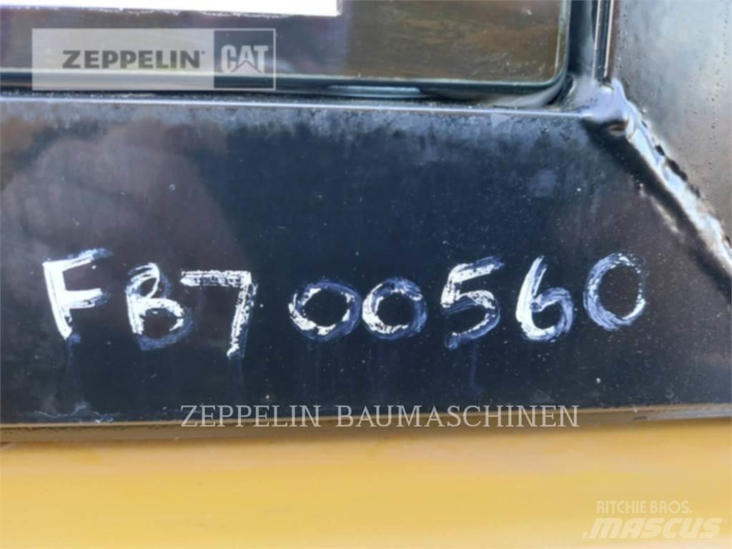 CAT MH3024-06C حفارات هدم