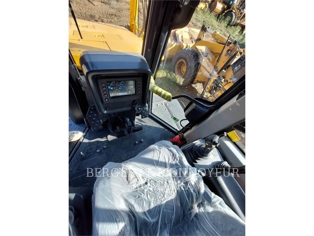 CAT TD-15M بلدوزرات مجنزرة