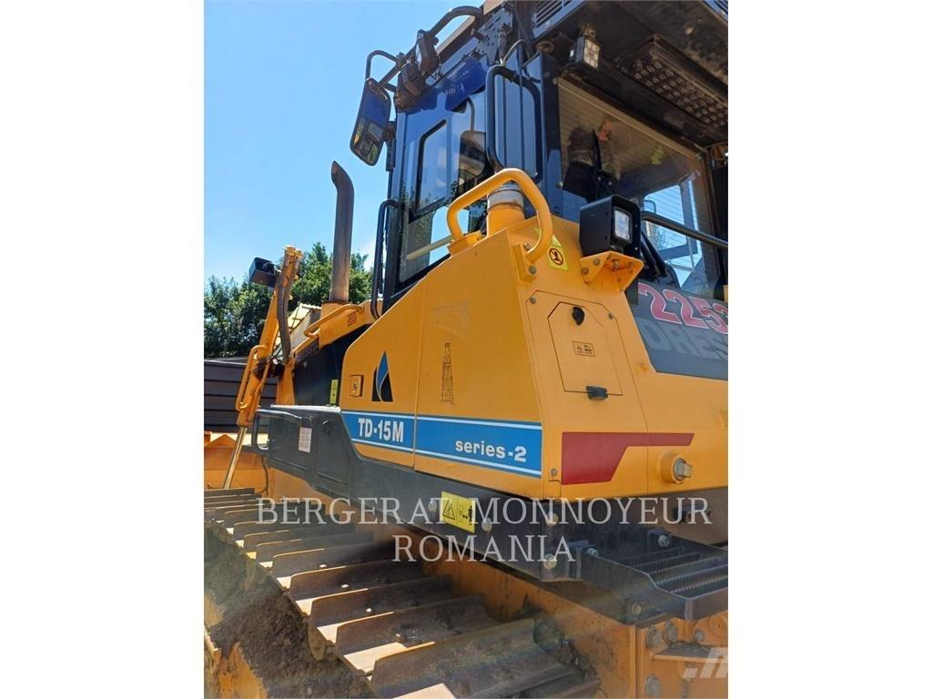 CAT TD-15M بلدوزرات مجنزرة