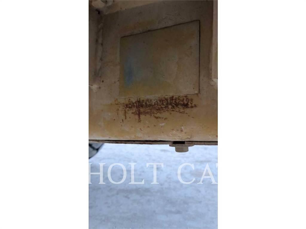 CAT W00 613C شاحنات ذات صهاريج