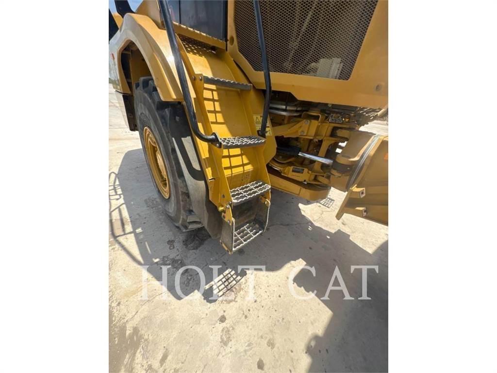 CAT W00 725 شاحنات ذات صهاريج