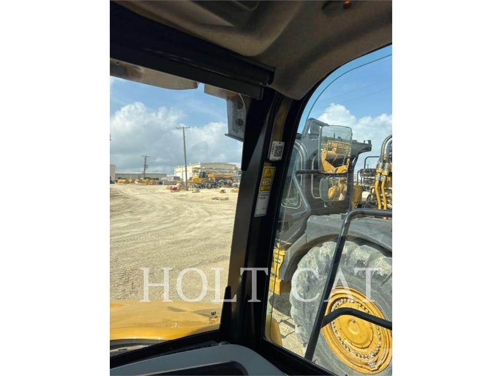 CAT W00 725 شاحنات ذات صهاريج
