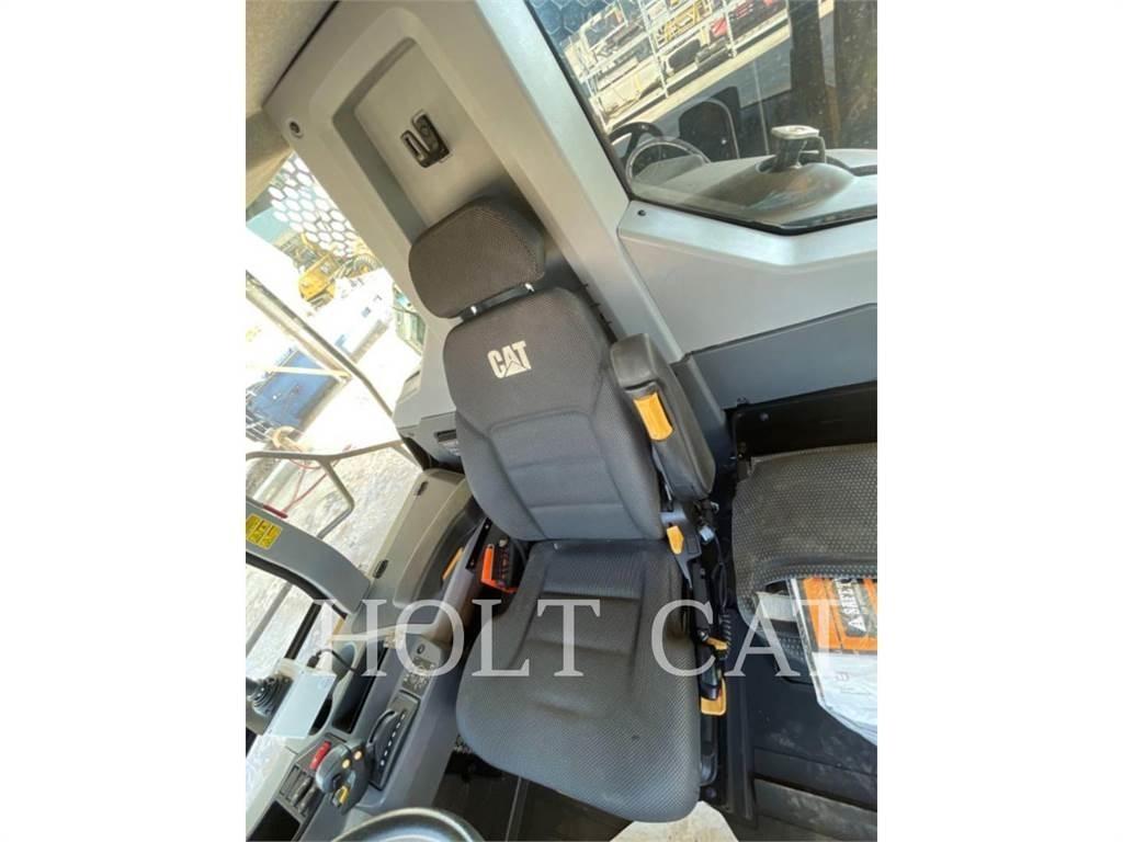 CAT W00 740 شاحنات ذات صهاريج