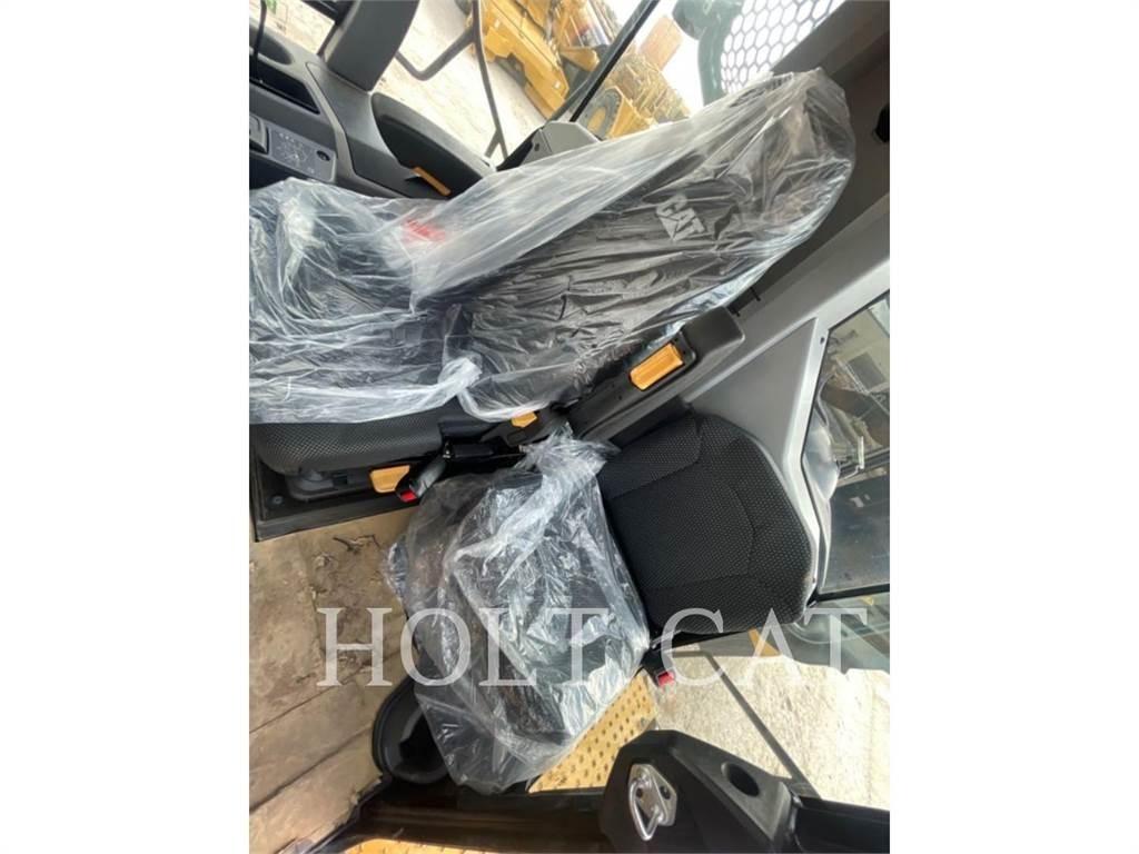 CAT W00 740 شاحنات ذات صهاريج