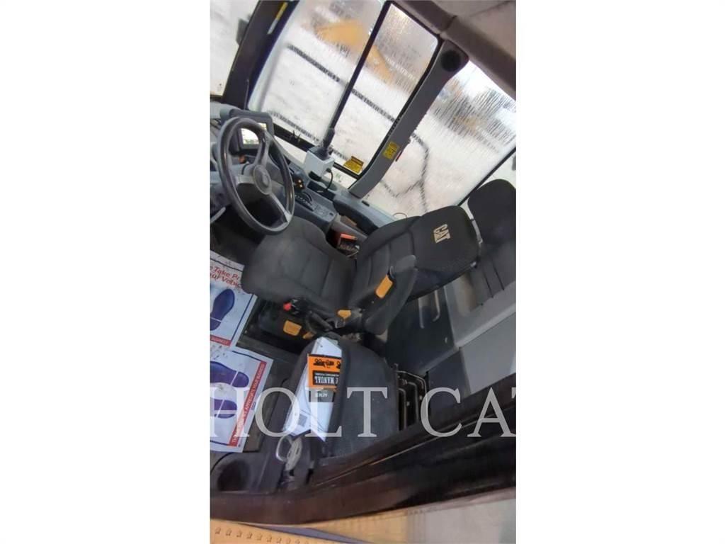 CAT W00 740 شاحنات ذات صهاريج