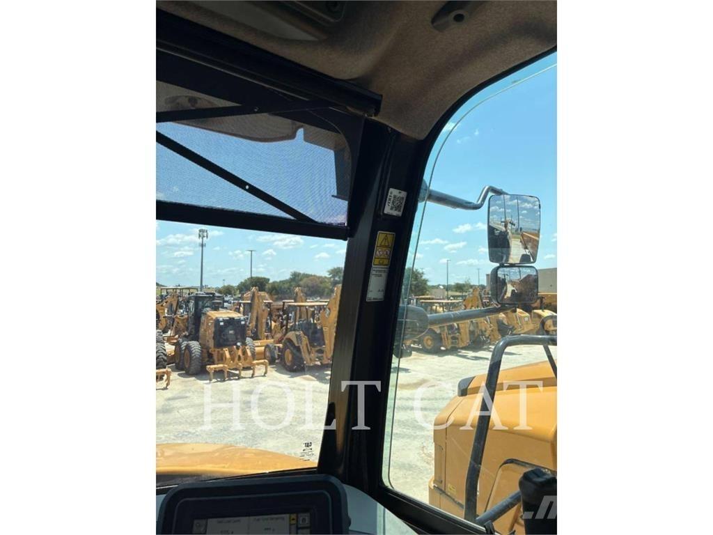 CAT W00 740 شاحنات ذات صهاريج