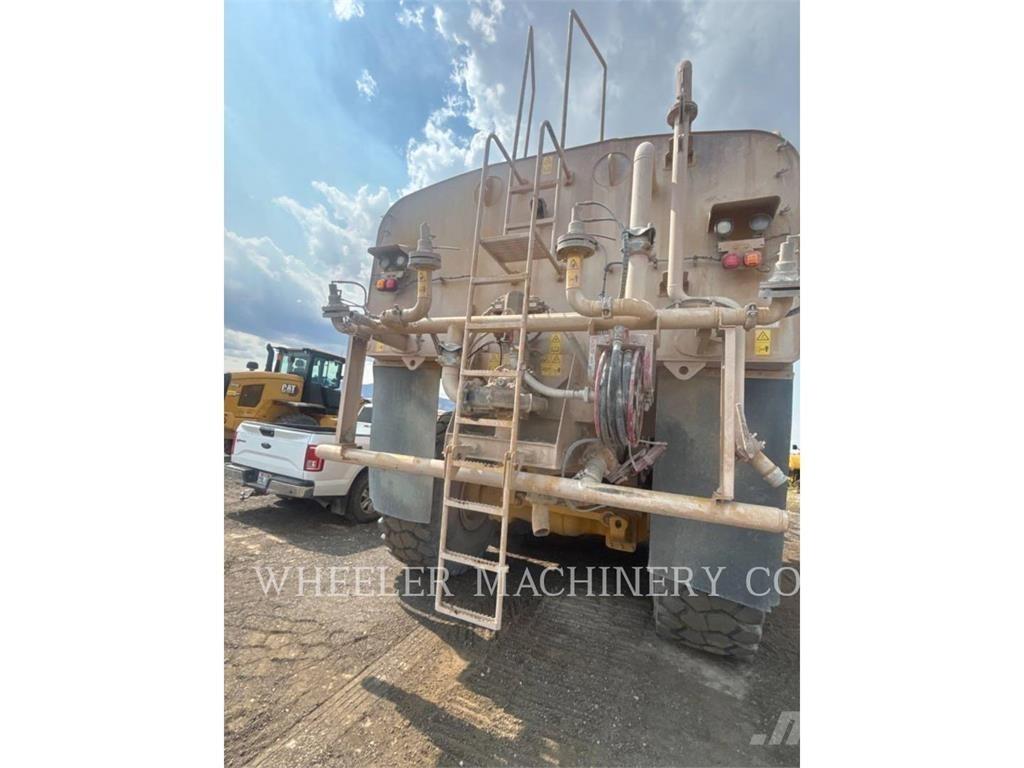 CAT WT 740 GC شاحنات ذات صهاريج