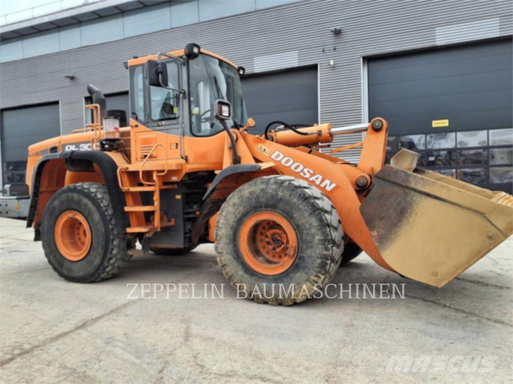 Doosan DL300 لوادر بعجل