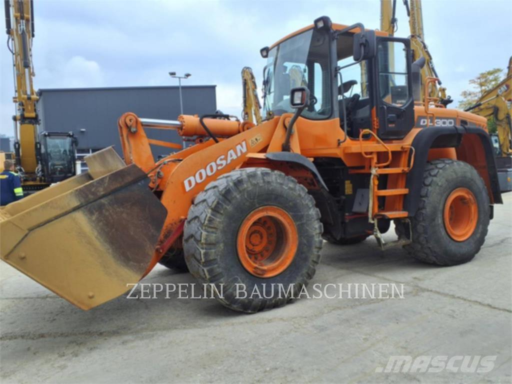 Doosan DL300 لوادر بعجل