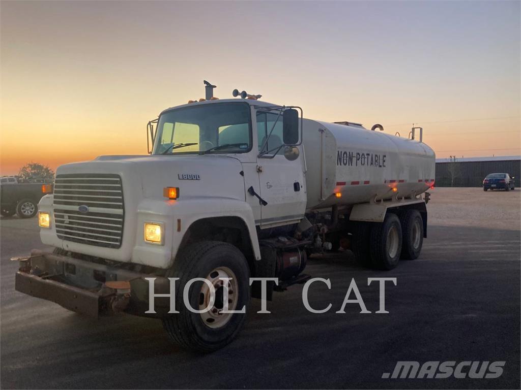 Ford L8000 شاحنات ذات صهاريج