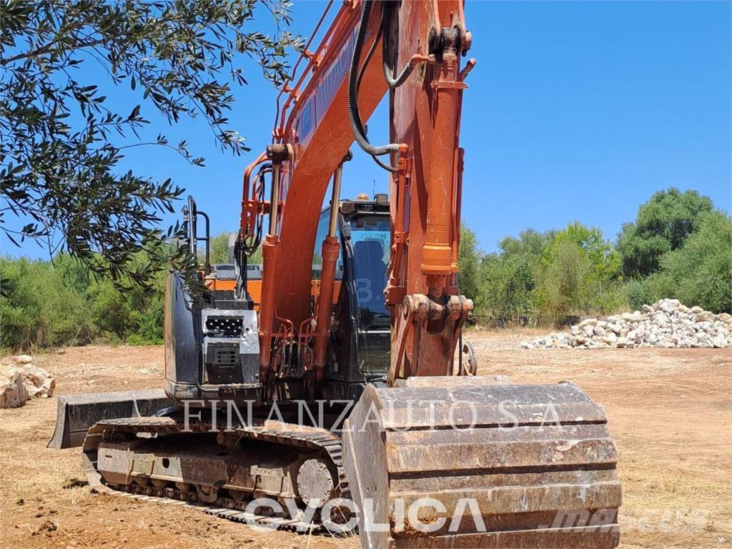 Hitachi ZX135 حفارات زحافة