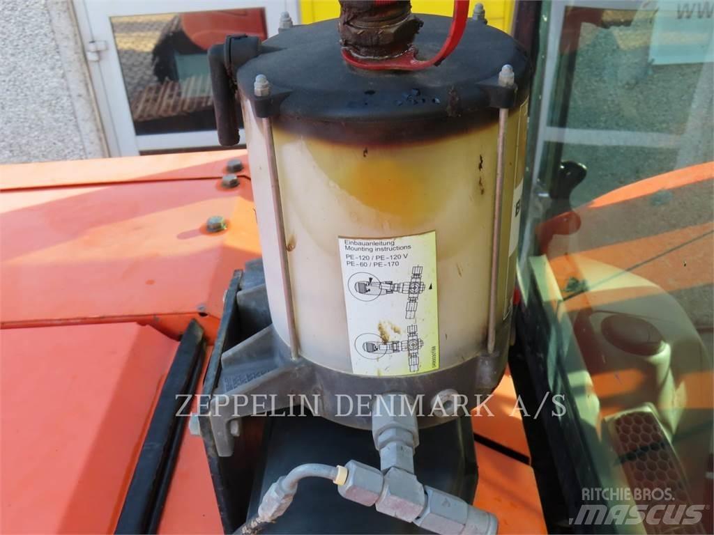 Hitachi ZX225USLC-5B حفارات زحافة