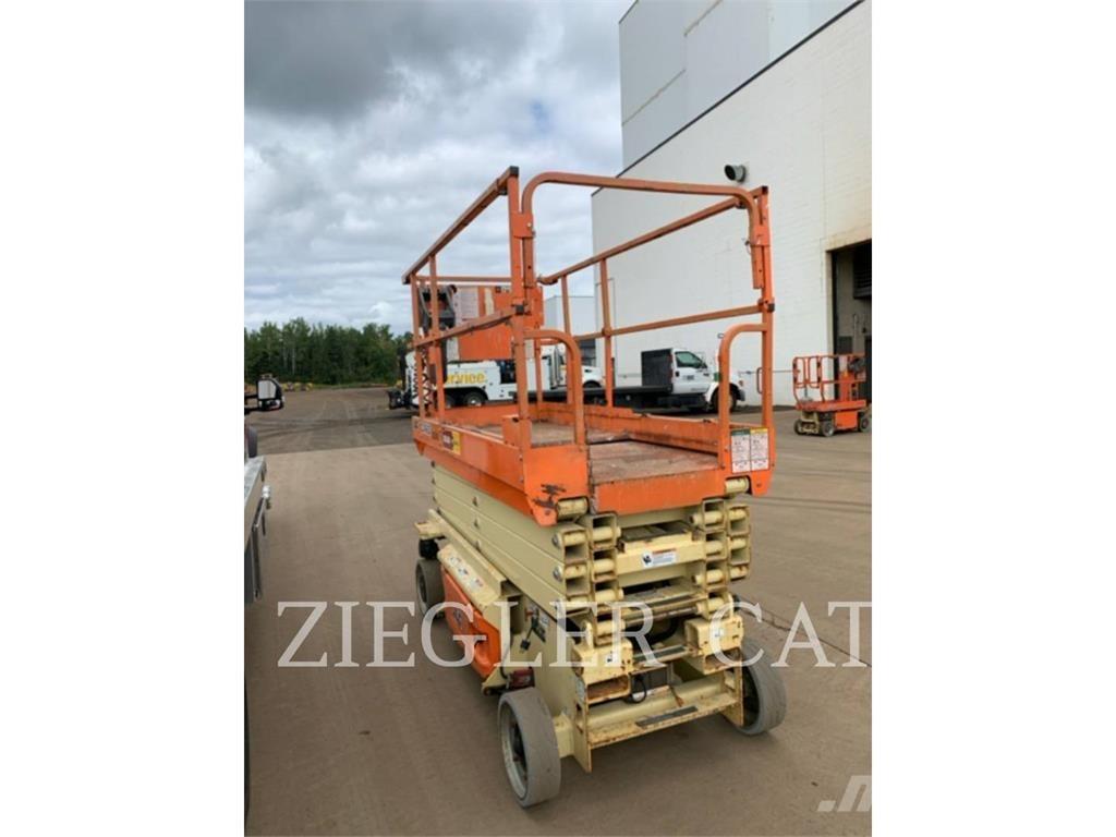 JLG 3246ES رافعات مقصية الشكل