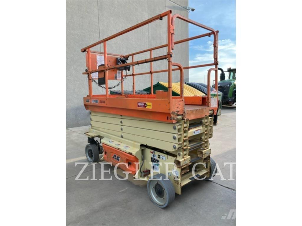 JLG 3246ES رافعات مقصية الشكل