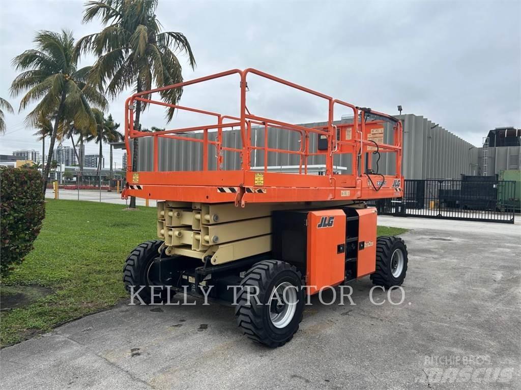 JLG 330LTR رافعات مقصية الشكل