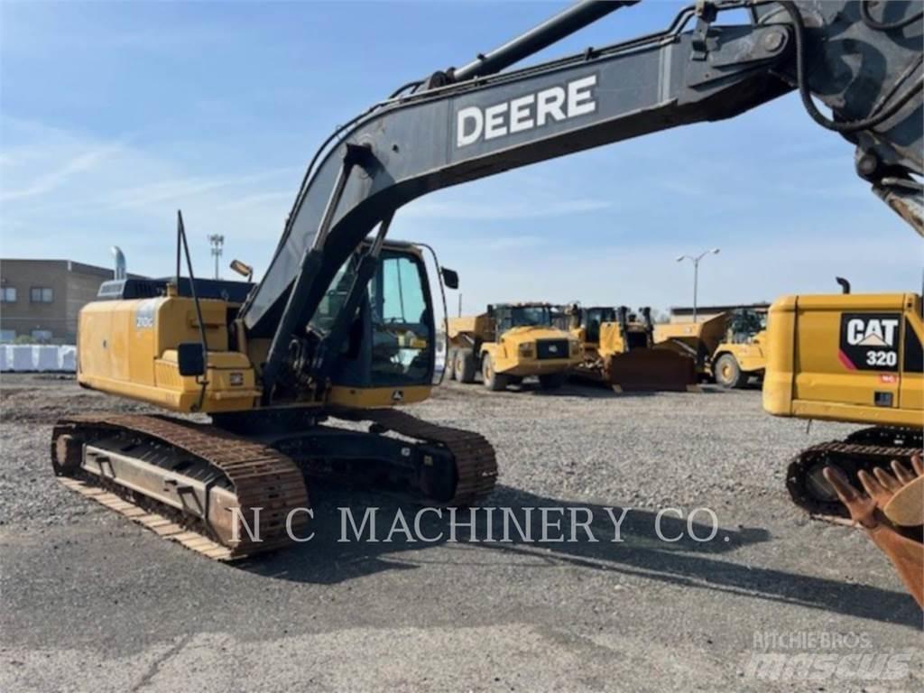 John Deere 210G حفارات زحافة