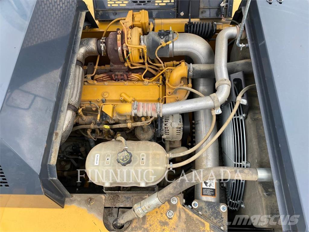 John Deere 210G حفارات زحافة