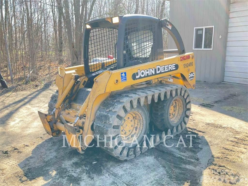 John Deere 240 لوادر انزلاقية التوجيه