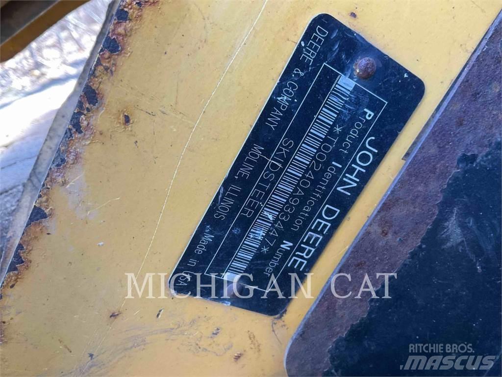 John Deere 240 لوادر انزلاقية التوجيه