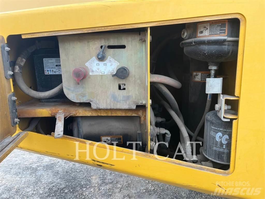 John Deere 250D ساحبات مفصلية
