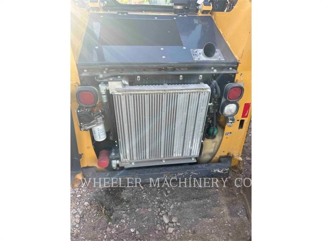 John Deere 318G لوادر انزلاقية التوجيه