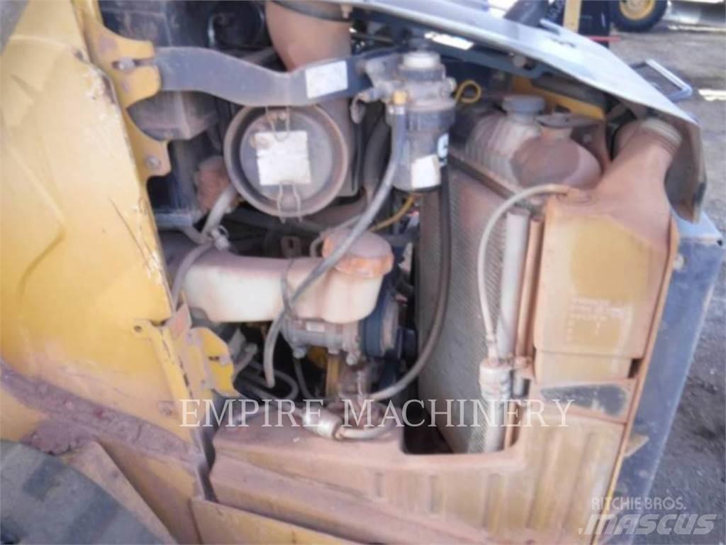 John Deere 323D لوادر انزلاقية التوجيه
