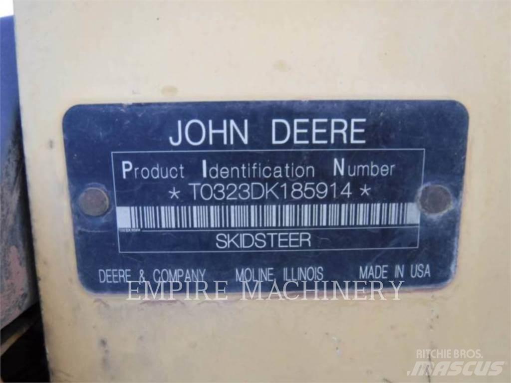 John Deere 323D لوادر انزلاقية التوجيه