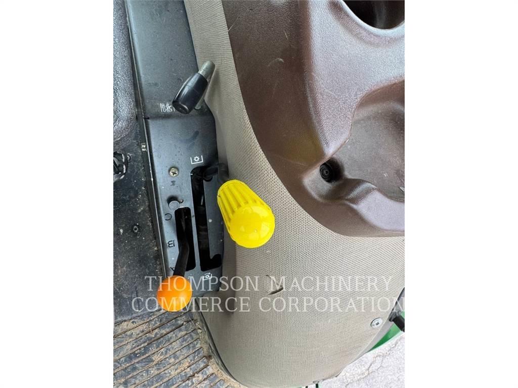 John Deere 6115D الجرارات
