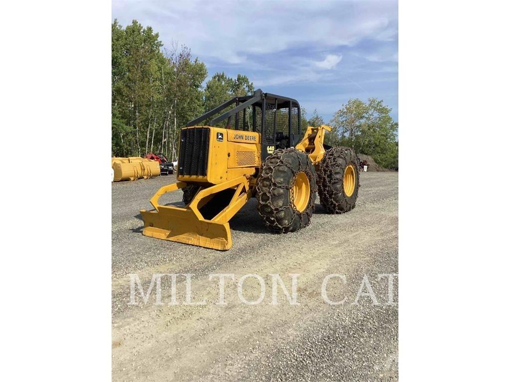 John Deere 640 ساحبات الأشجار