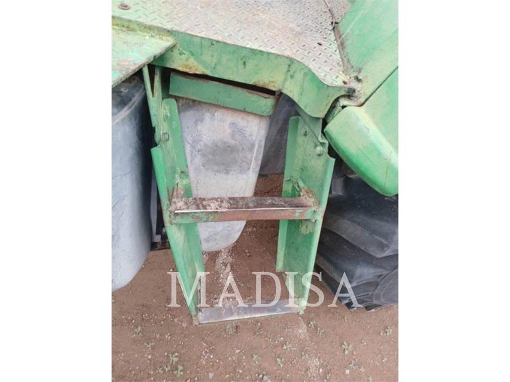 John Deere 6415 الجرارات