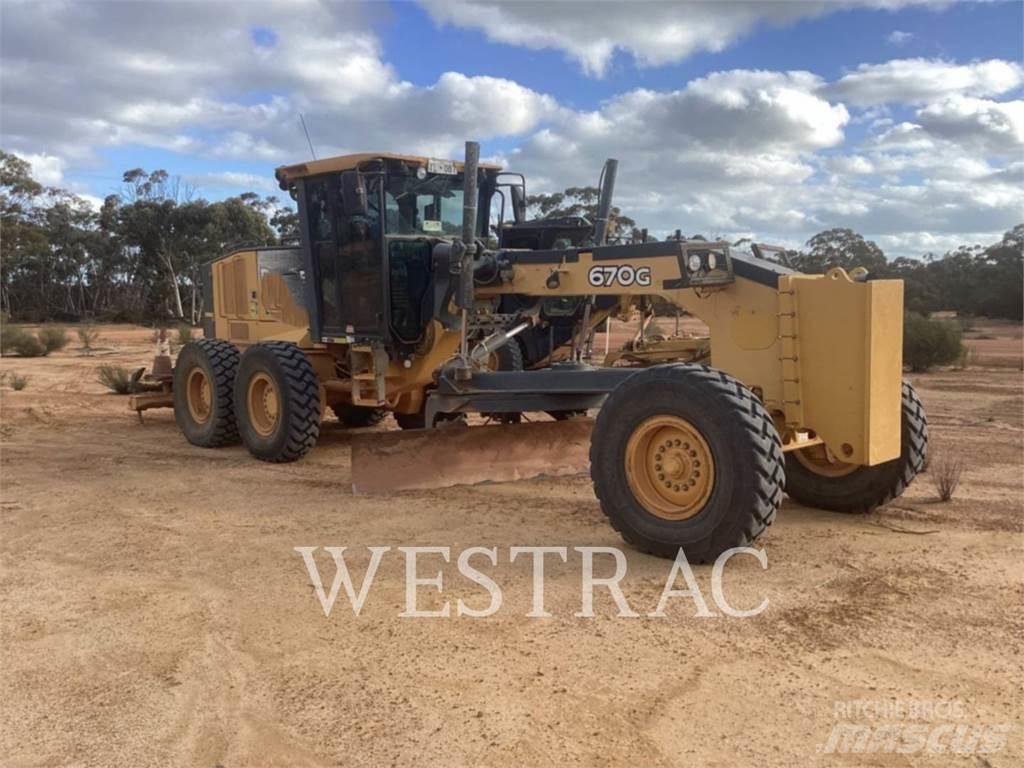 John Deere 670G معدات تمهيد الطرق