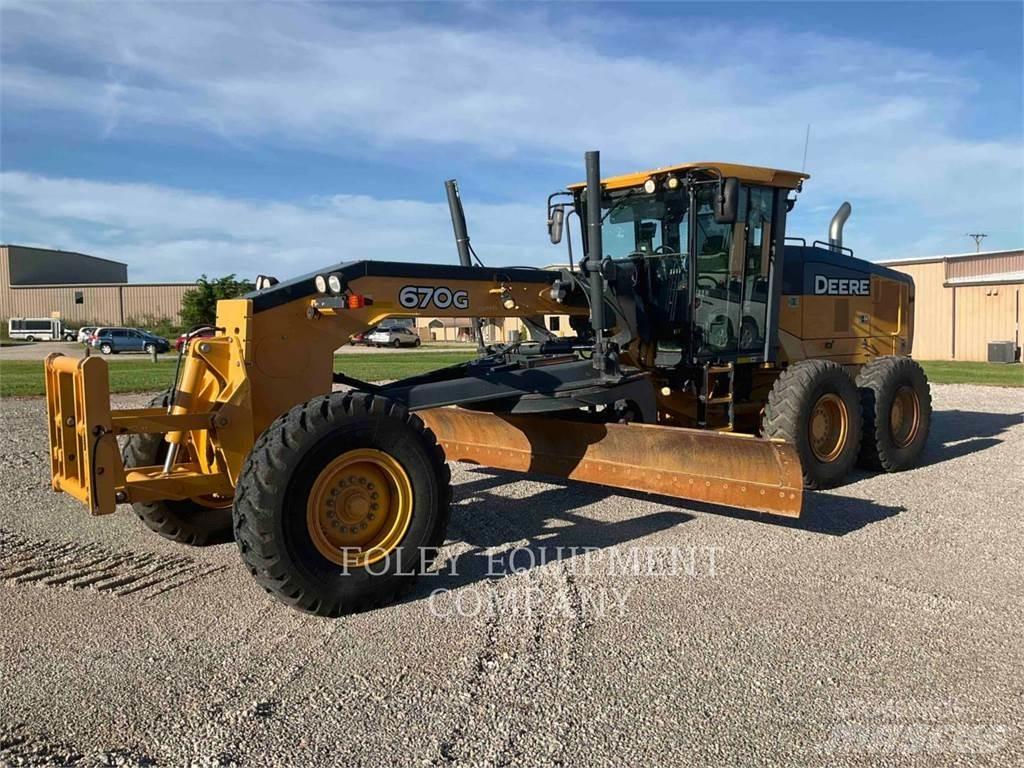 John Deere 670G معدات تمهيد الطرق