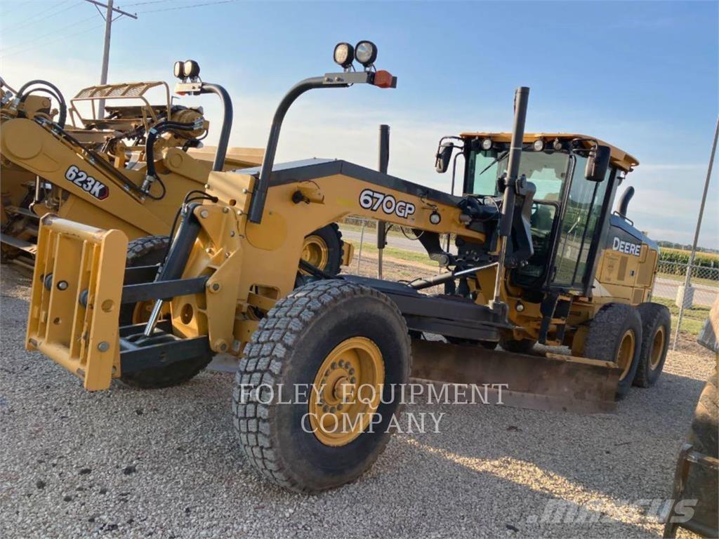 John Deere 670GP معدات تمهيد الطرق