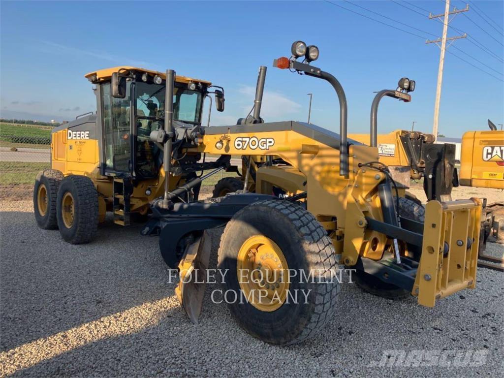 John Deere 670GP معدات تمهيد الطرق
