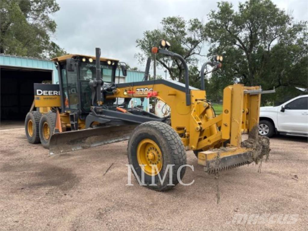 John Deere 770G معدات تمهيد الطرق